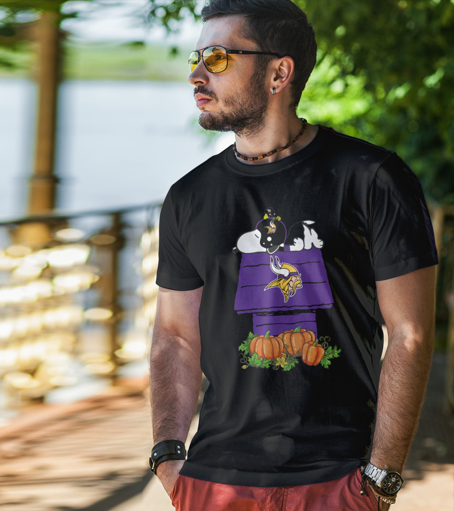 Minnesota Vikings Snoopy Doghouse Pumpkins T-Shirt