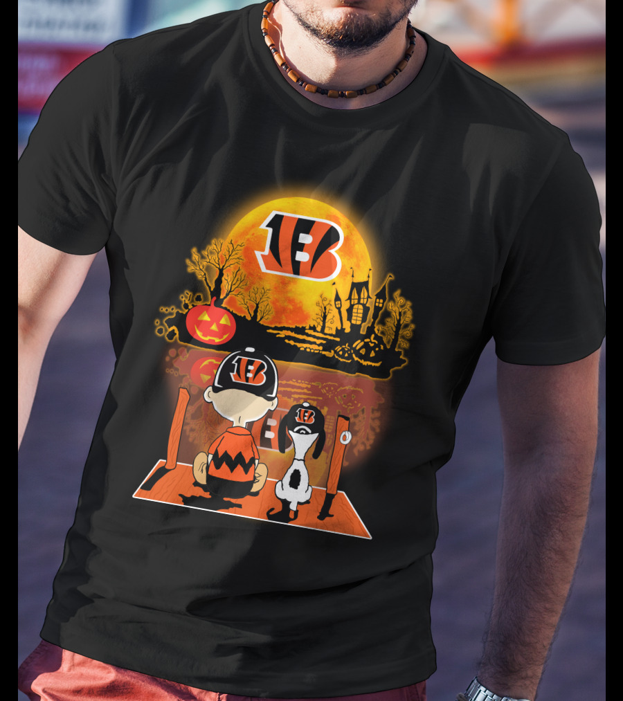 Cincinnati Bengals Snoopy And Charlie Brown Pumpkin Halloween Night Scene T-Shirt