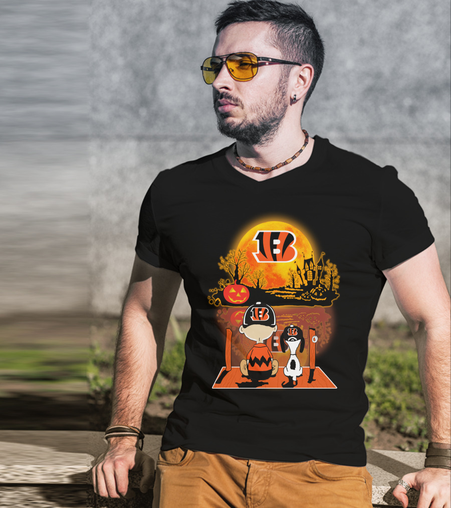 Cincinnati Bengals Snoopy And Charlie Brown Pumpkin Halloween Night Scene T-Shirt