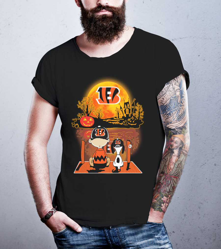 Cincinnati Bengals Snoopy And Charlie Brown Pumpkin Halloween Night Scene T-Shirt