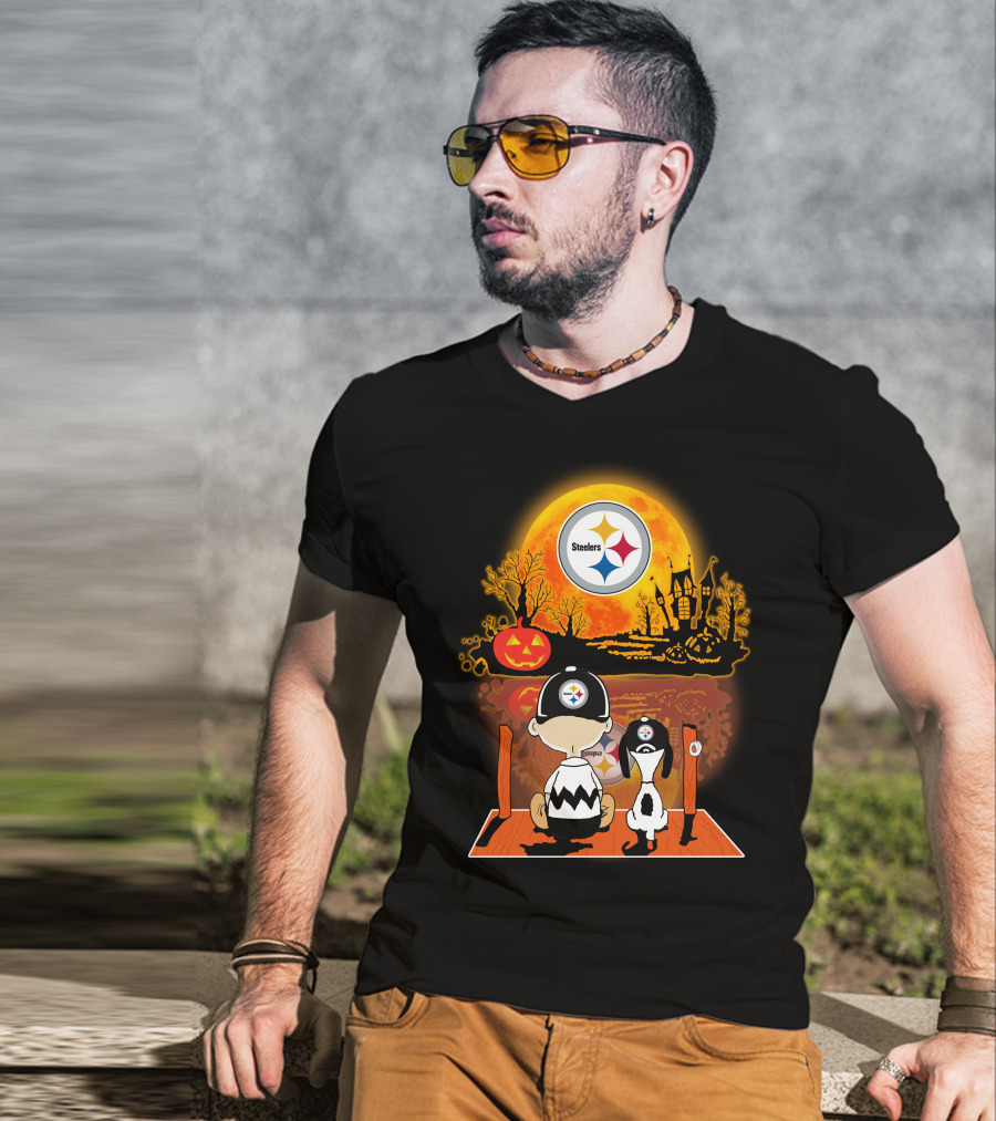 Pittsburgh Steelers Snoopy Charlie Brown Halloween Pumpkin Moon House T-Shirt