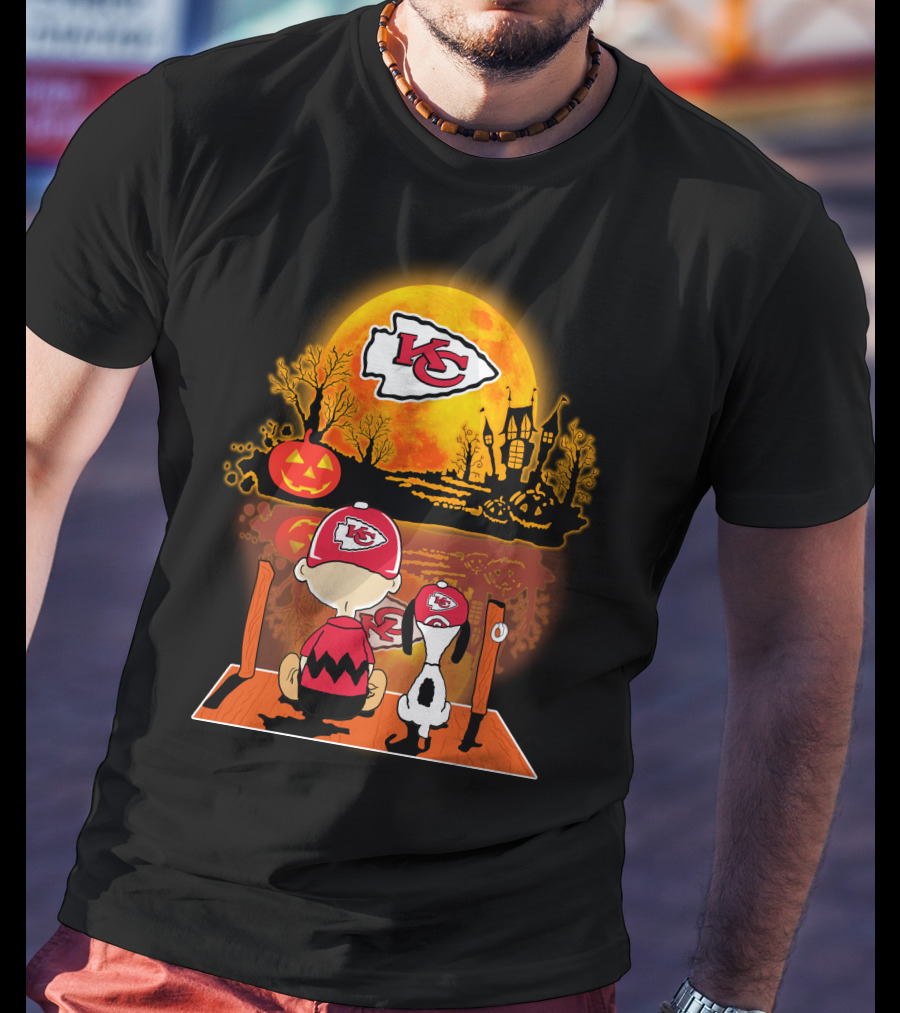 Kansas City Chiefs Snoopy And Charlie Brown Halloween Pumpkin Moon T-Shirt