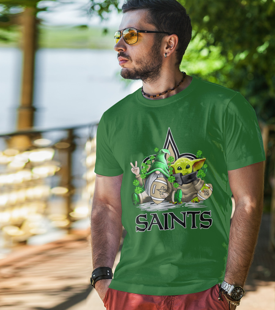 New Orleans Saints Football St. Patrick’s Day Gnome And Baby Alien With Shamrocks T-Shirt