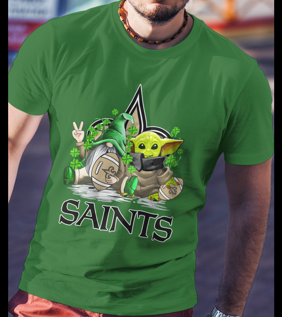 New Orleans Saints Football St. Patrick’s Day Gnome And Baby Alien With Shamrocks T-Shirt