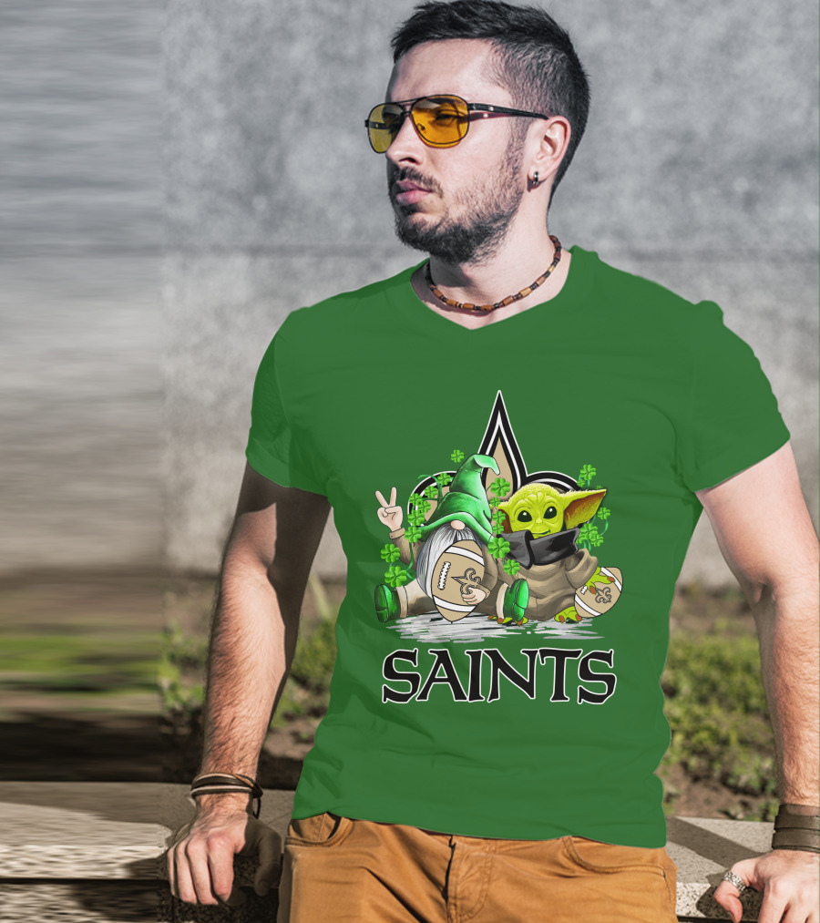 New Orleans Saints Football St. Patrick’s Day Gnome And Baby Alien With Shamrocks T-Shirt