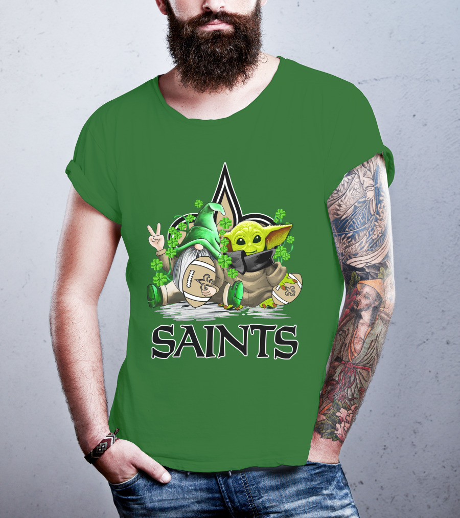 New Orleans Saints Football St. Patrick’s Day Gnome And Baby Alien With Shamrocks T-Shirt