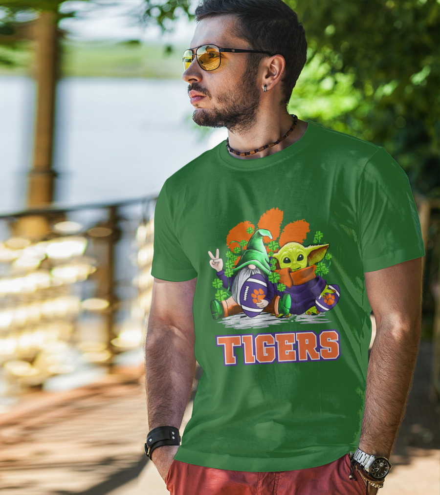 Clemson Tigers St. Patrick’s Day Football Gnome And Baby Yoda T-Shirt
