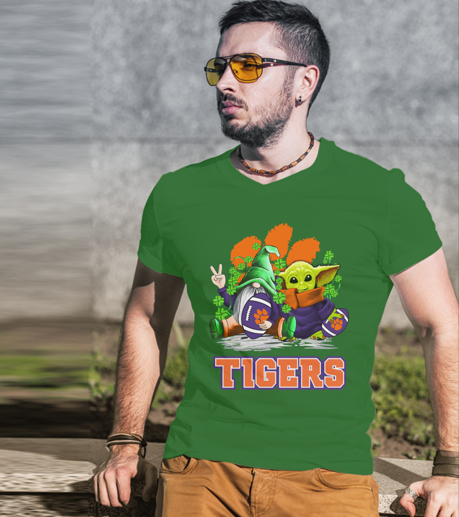 Clemson Tigers St. Patrick’s Day Football Gnome And Baby Yoda T-Shirt