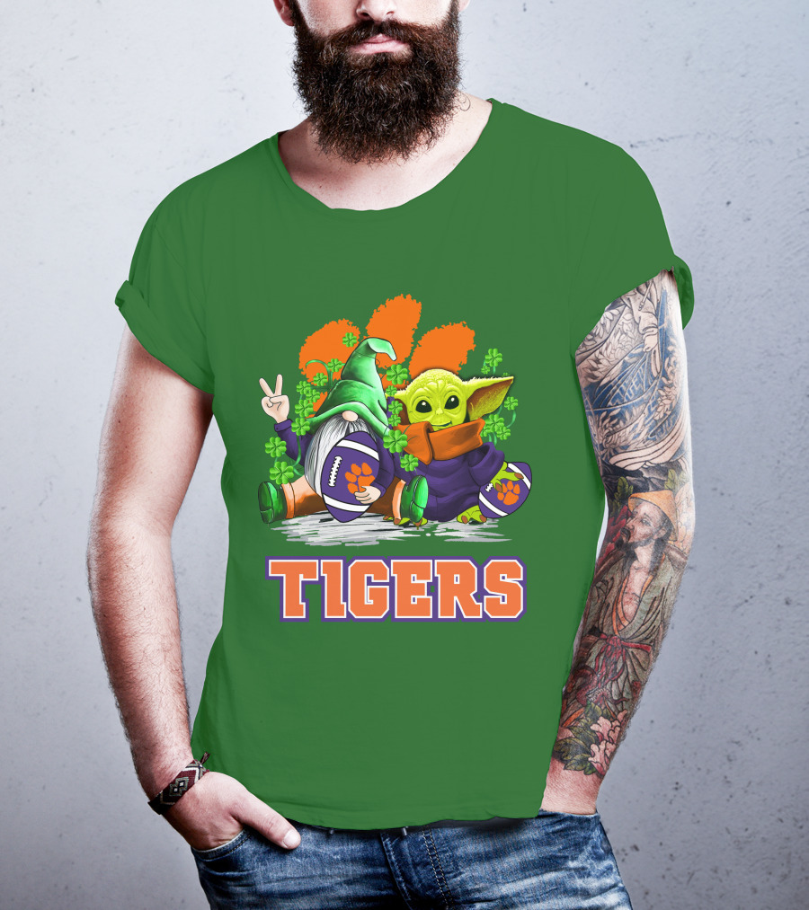 Clemson Tigers St. Patrick’s Day Football Gnome And Baby Yoda T-Shirt