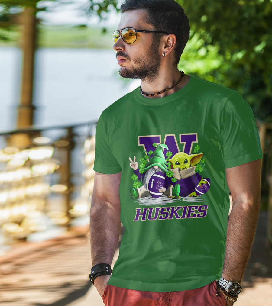 Washington Huskies Football St. Patrick’s Day Gnome And Baby Yoda With Shamrocks T-Shirt