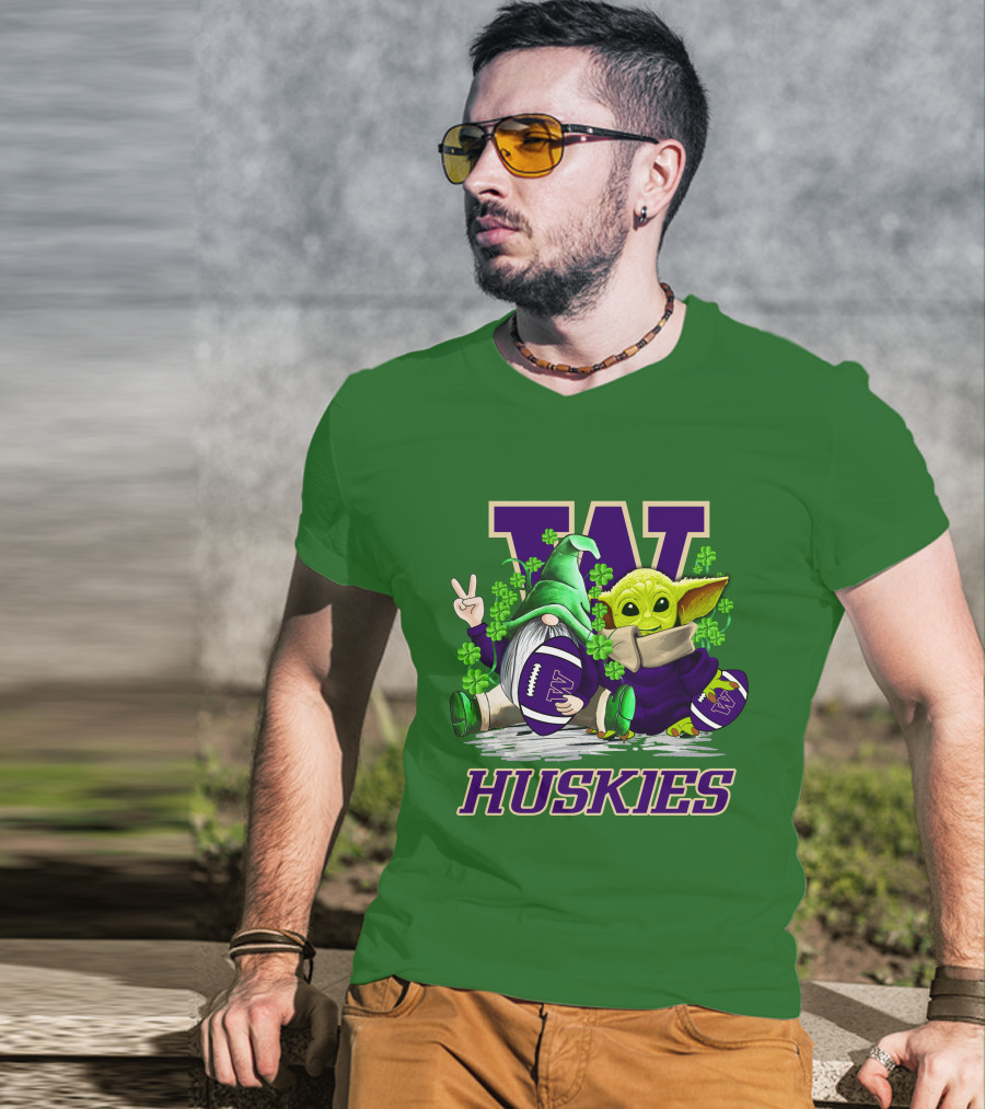 Washington Huskies Football St. Patrick’s Day Gnome And Baby Yoda With Shamrocks T-Shirt