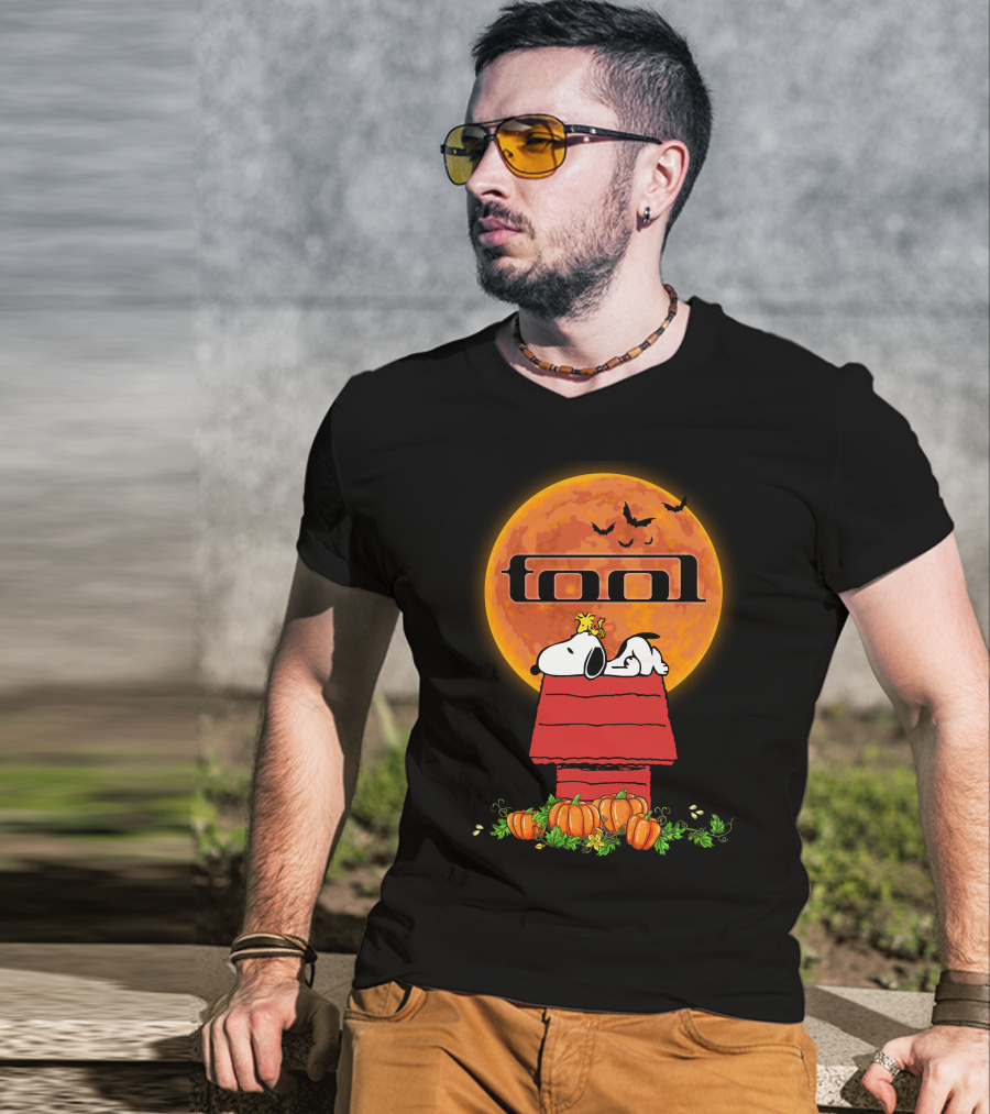 Tool 012a Halloween Snoopy Pumpkin Moon Scene T-Shirt