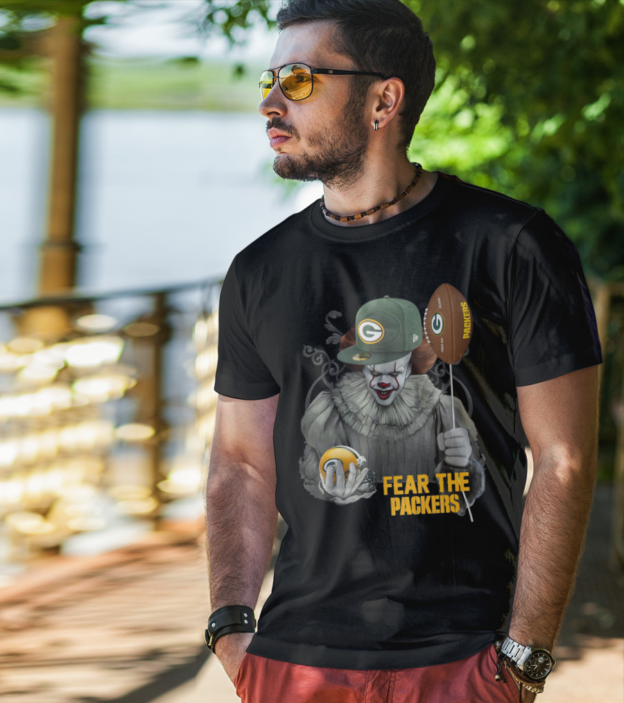 Pennywise Holding Green Bay Packers Balloon And Helmet Fear The Packers T-Shirt