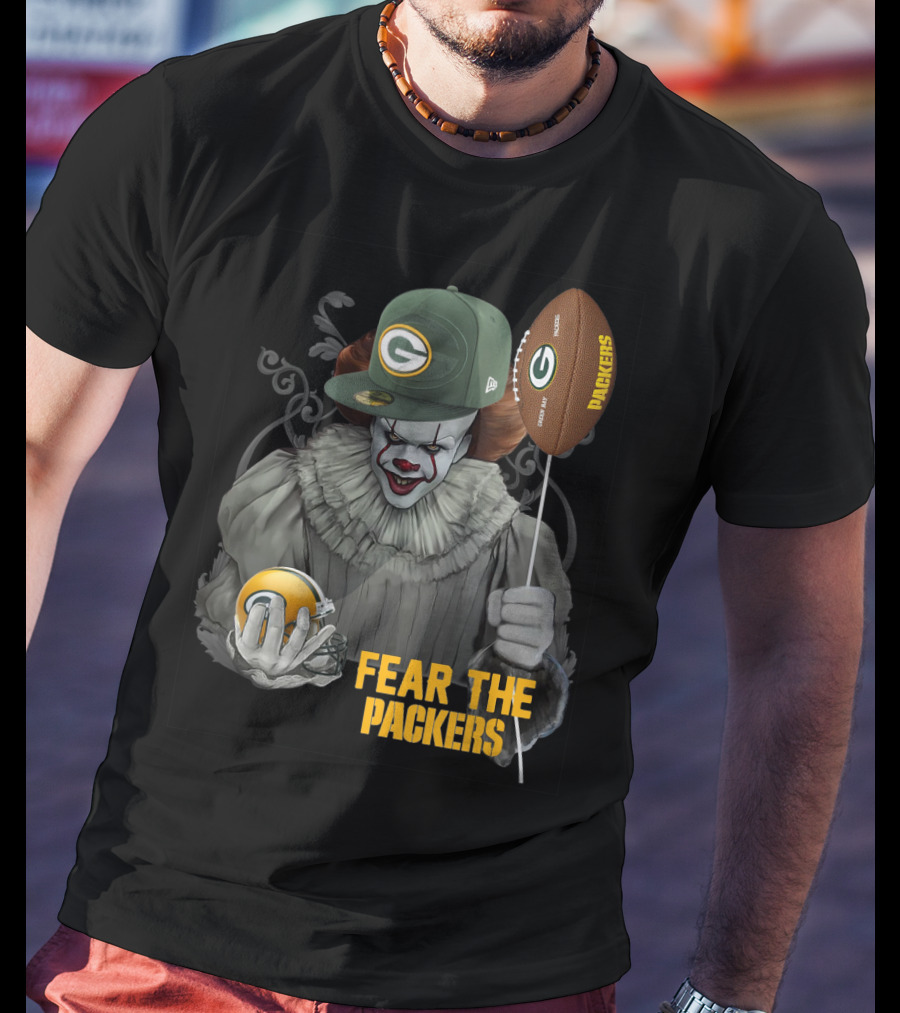Pennywise Holding Green Bay Packers Balloon And Helmet Fear The Packers T-Shirt