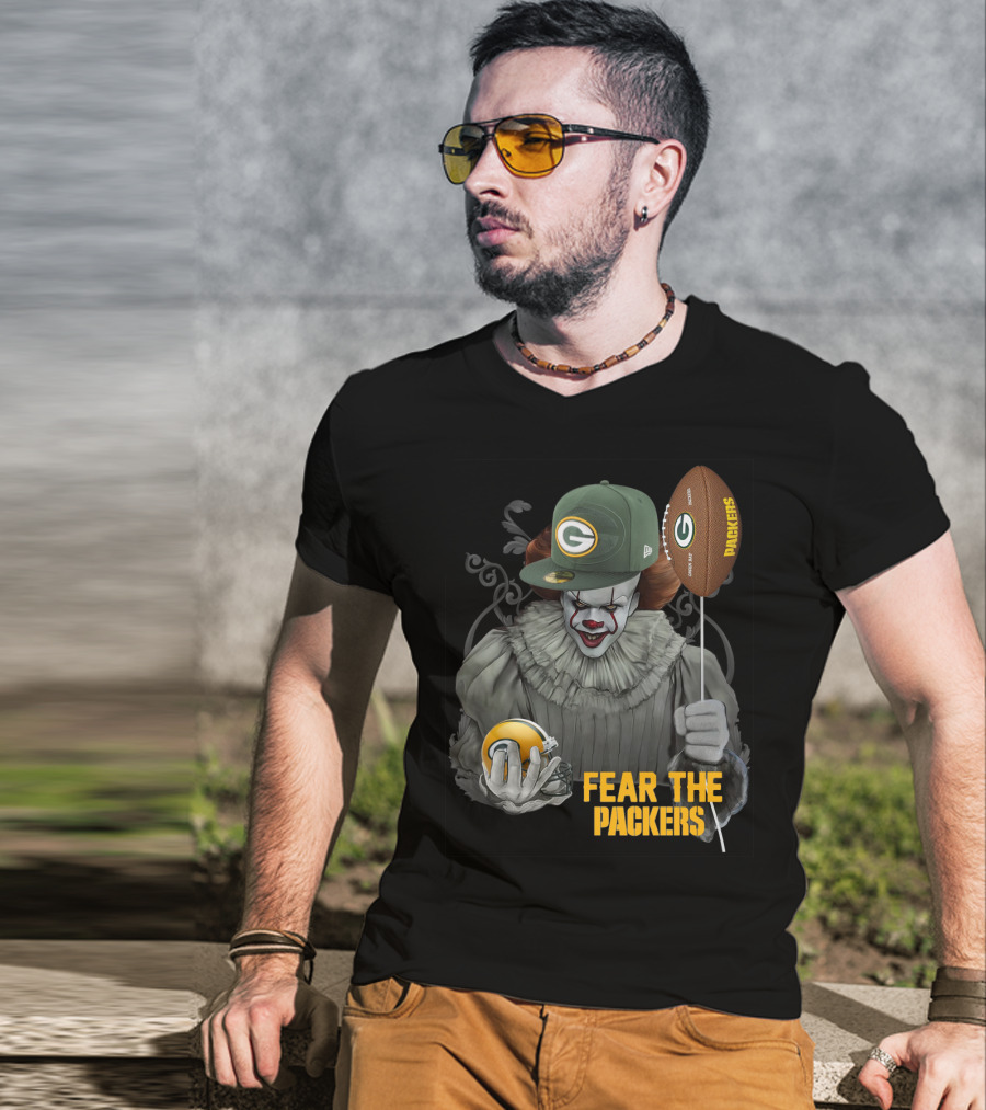 Pennywise Holding Green Bay Packers Balloon And Helmet Fear The Packers T-Shirt