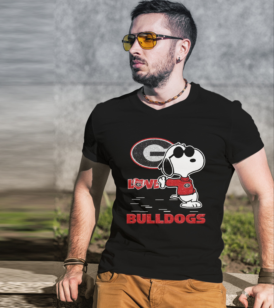 Snoopy Love Georgia Bulldogs Football T-Shirt
