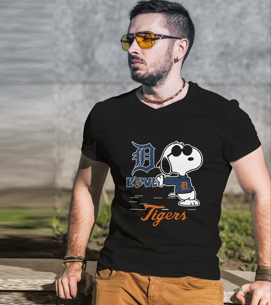 Snoopy Love Detroit Tigers T-Shirt