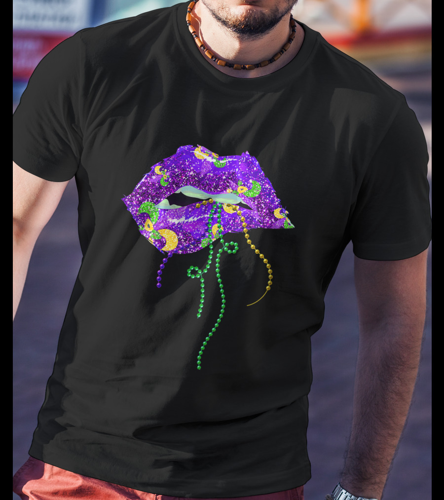 Mardi Gras Sparkling Lips With Beads Queen Carnival Purple Gold T-Shirt