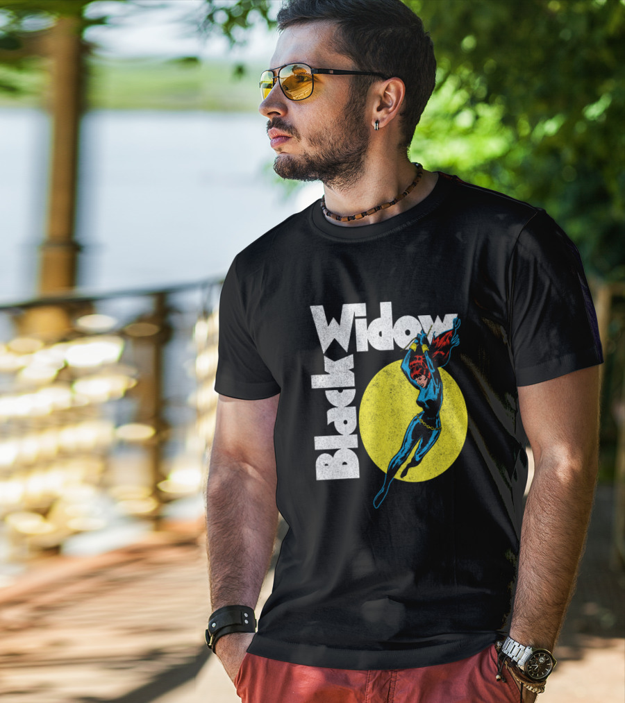 Black Widow Marvel Comic Circle Retro Heroic Pose T-Shirt