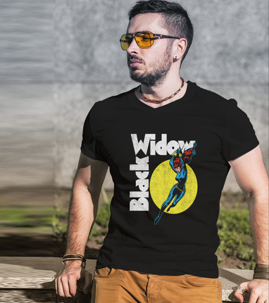 Black Widow Marvel Comic Circle Retro Heroic Pose T-Shirt
