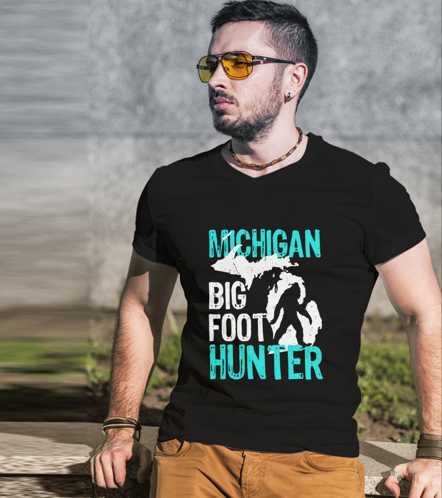 Michigan Bigfoot Hunter Bigfoot Silhouette On Michigan Map T-Shirt