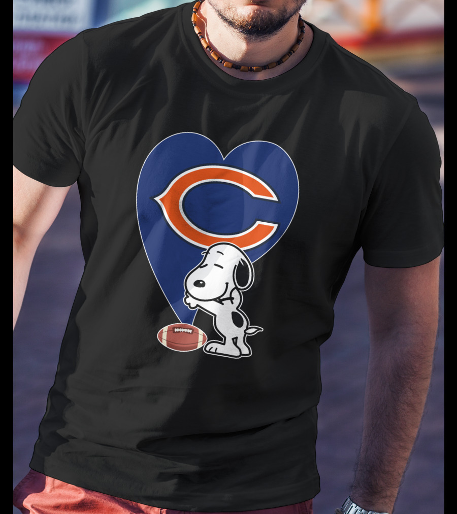 Chicago Bears Snoopy Hug Heart Football T-Shirt