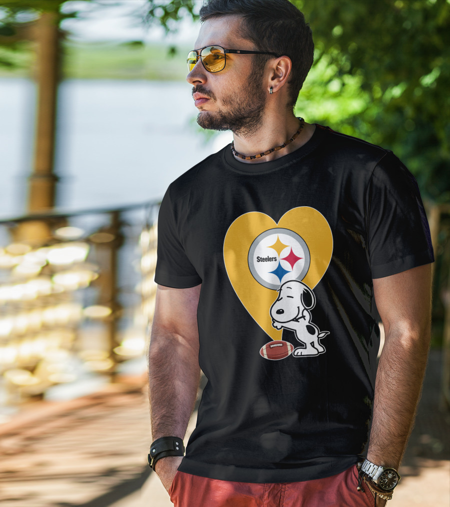 Pittsburgh Steelers Snoopy Hug Heart Football T-Shirt