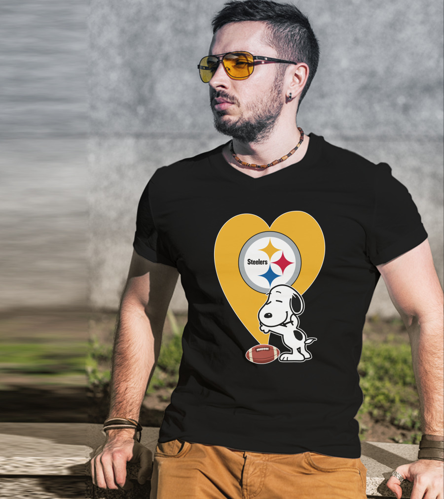 Pittsburgh Steelers Snoopy Hug Heart Football T-Shirt
