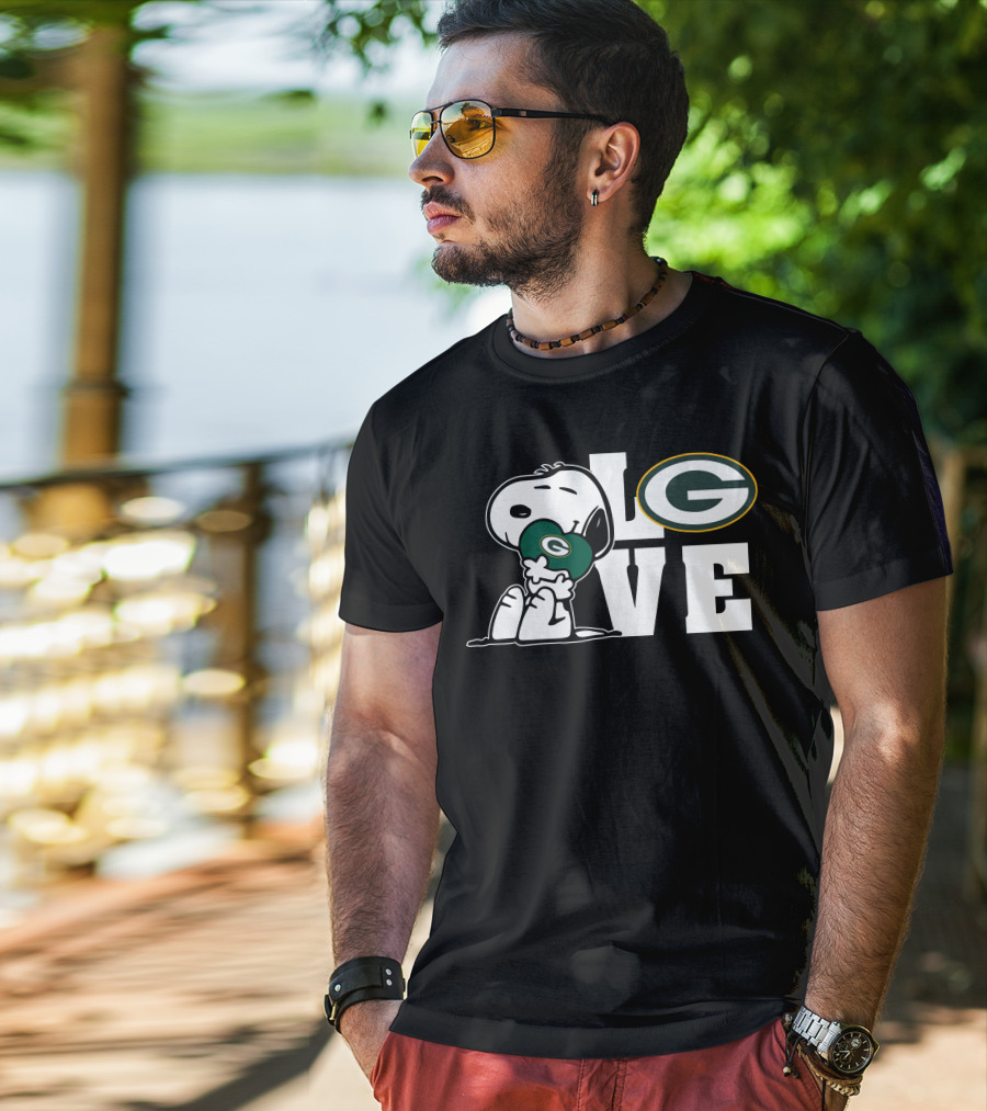 Snoopy Holding Green Bay Packers Football Love T-Shirt