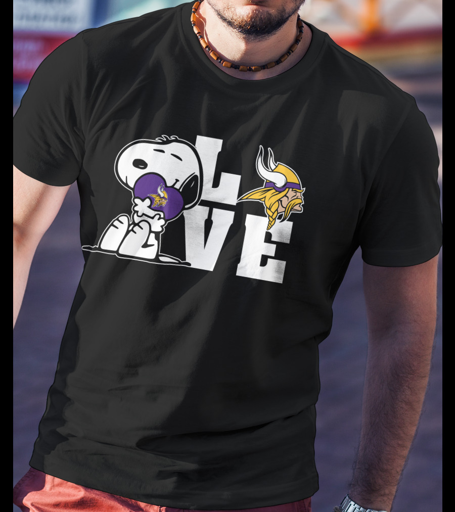 Snoopy Holding Minnesota Vikings Love Heart T-Shirt