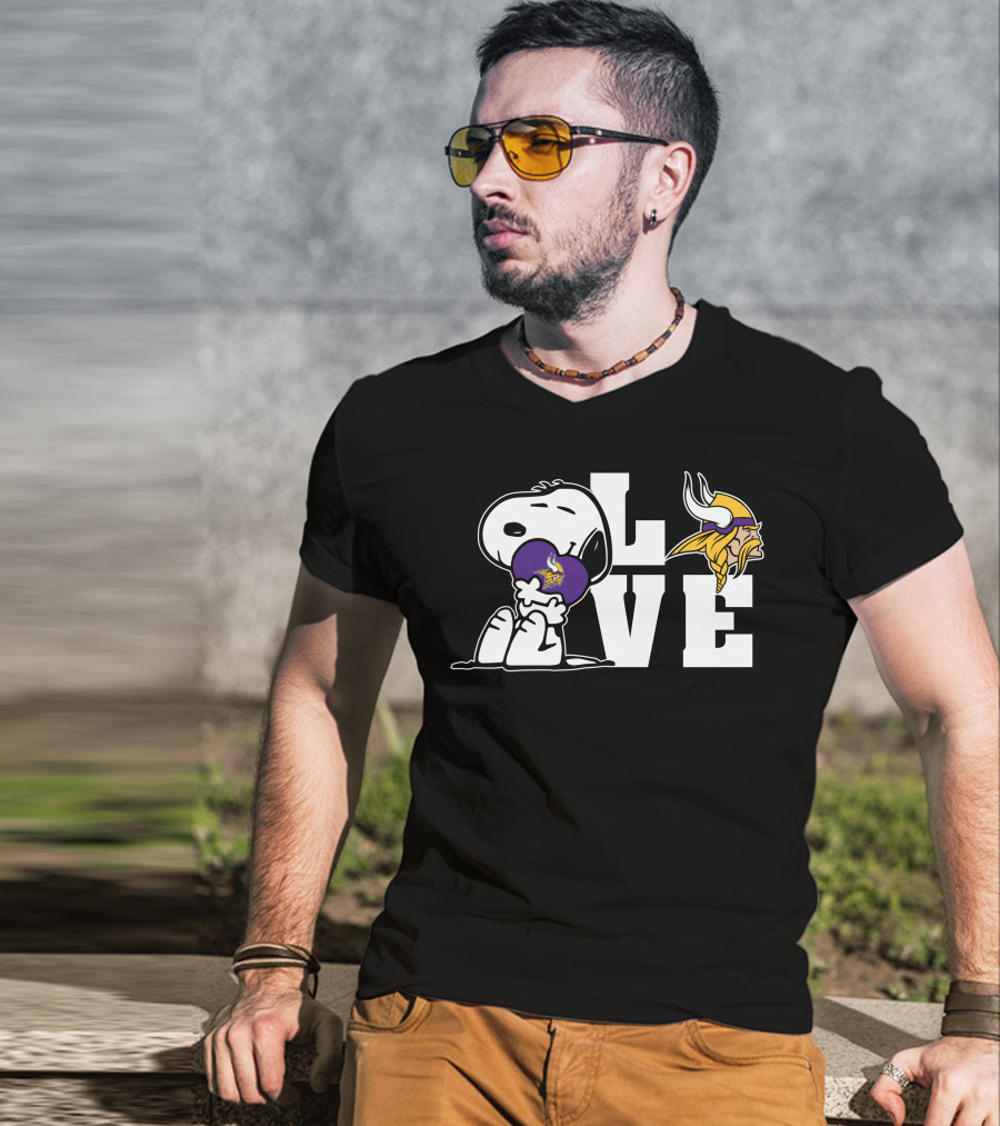 Snoopy Holding Minnesota Vikings Love Heart T-Shirt