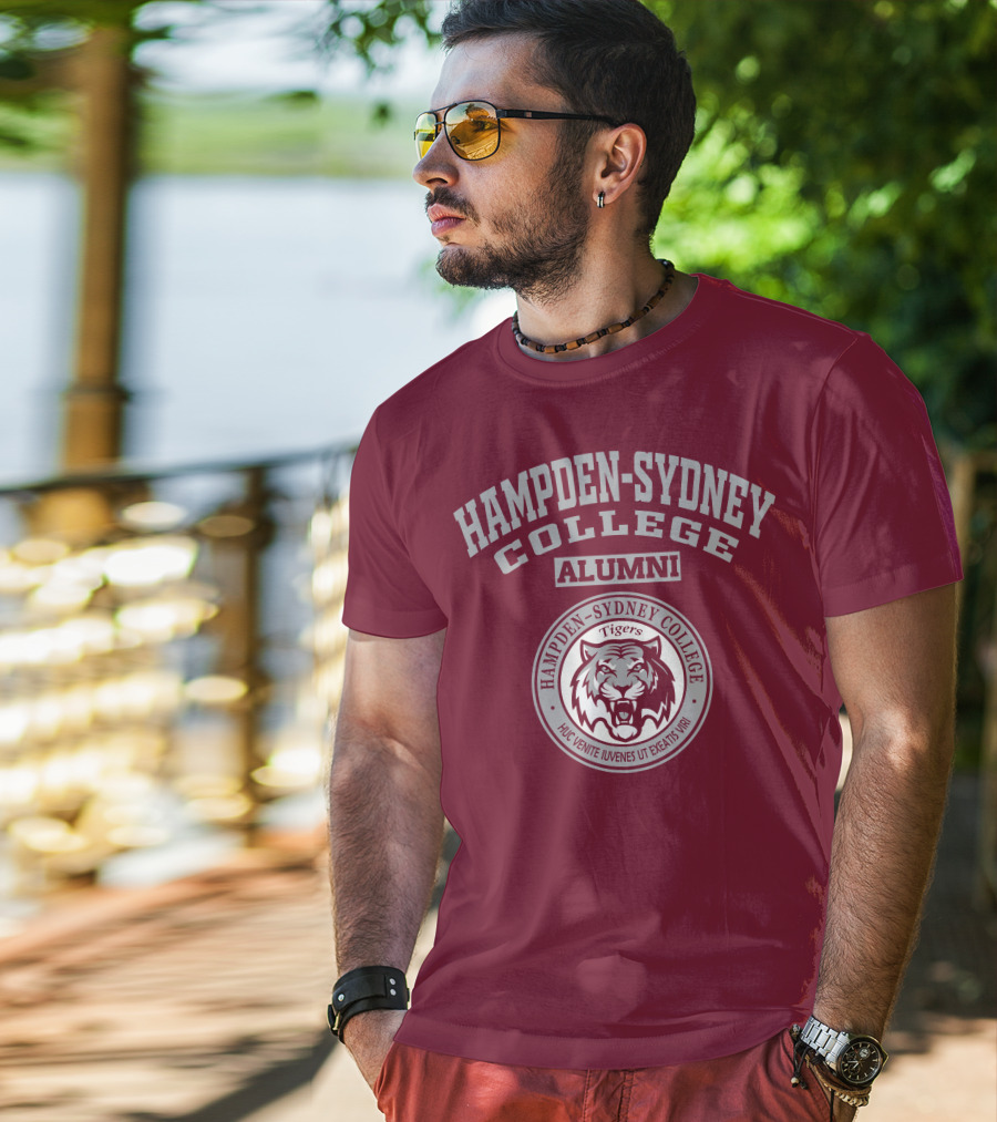 Hampden–Sydney College Alumni Tigers Huc Venite Iuvenes Ut Exeatis Viri T-Shirt