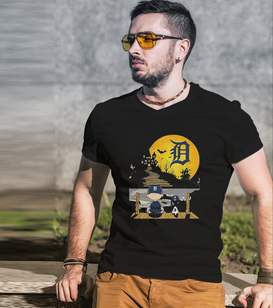 Snoopy Charlie Brown Detroit Tigers Halloween Moon Scene T-Shirt