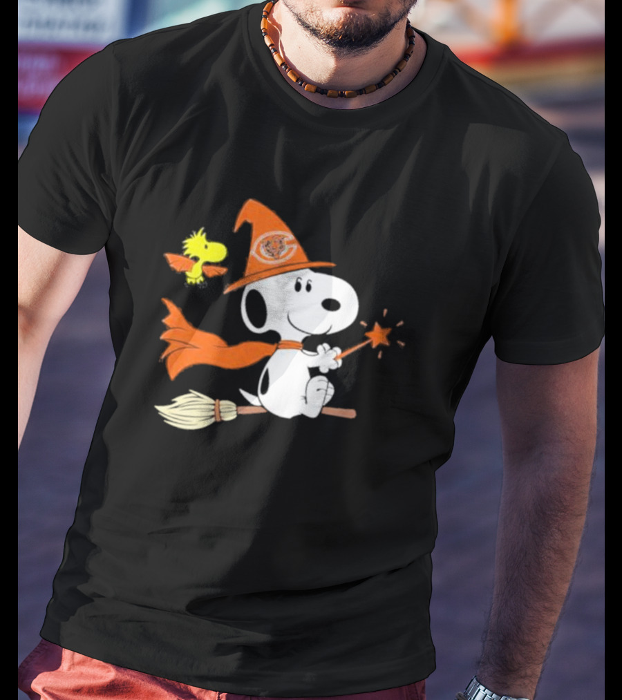 Snoopy Witch Chicago Bears Halloween Flying Broomstick Woodstock T-Shirt