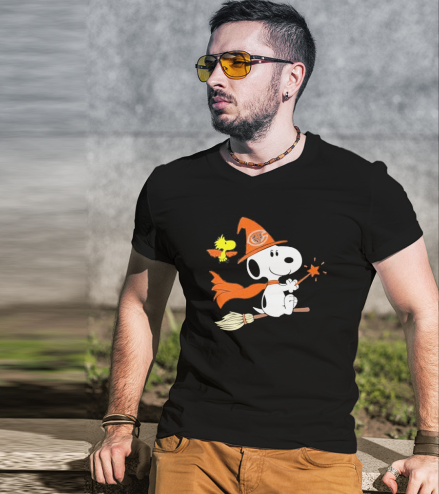 Snoopy Witch Chicago Bears Halloween Flying Broomstick Woodstock T-Shirt