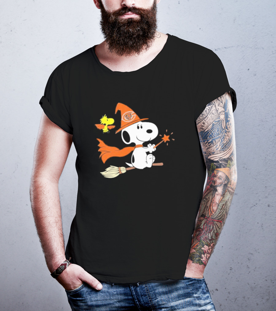 Snoopy Witch Chicago Bears Halloween Flying Broomstick Woodstock T-Shirt