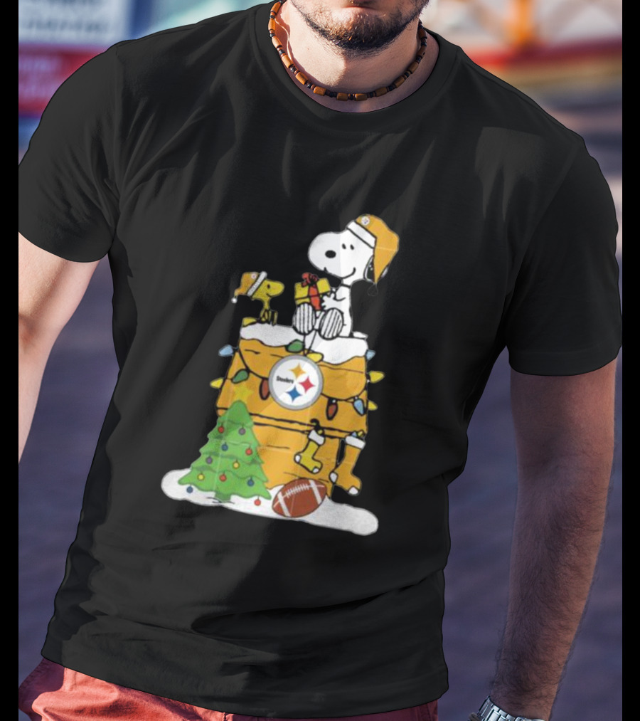 Snoopy And Pittsburgh Steelers Christmas Chimney Scene With Woodstock And Holiday Decorations T-Shirt