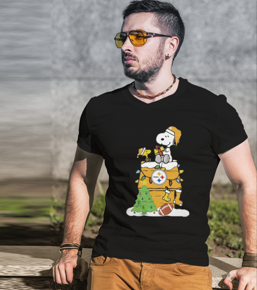 Snoopy And Pittsburgh Steelers Christmas Chimney Scene With Woodstock And Holiday Decorations T-Shirt