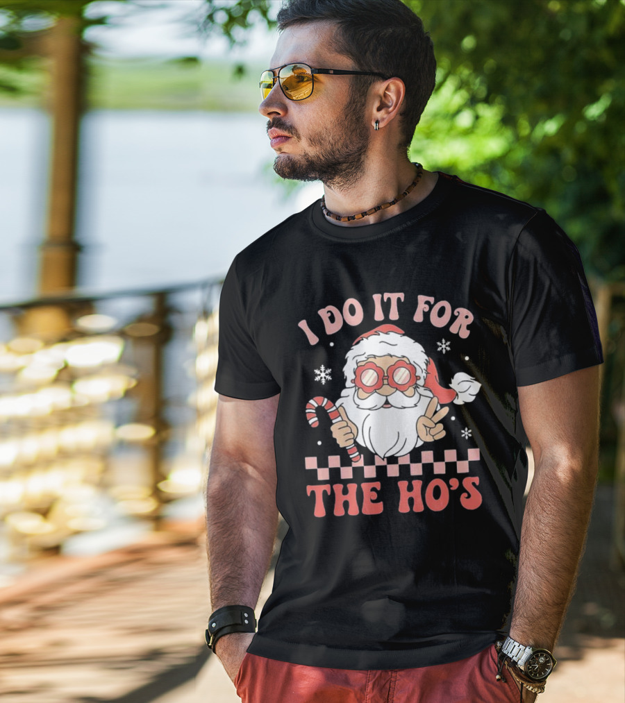 I Do It For The Ho’s Funny Christmas Santa With Candy Cane And Peace Sign T-Shirt