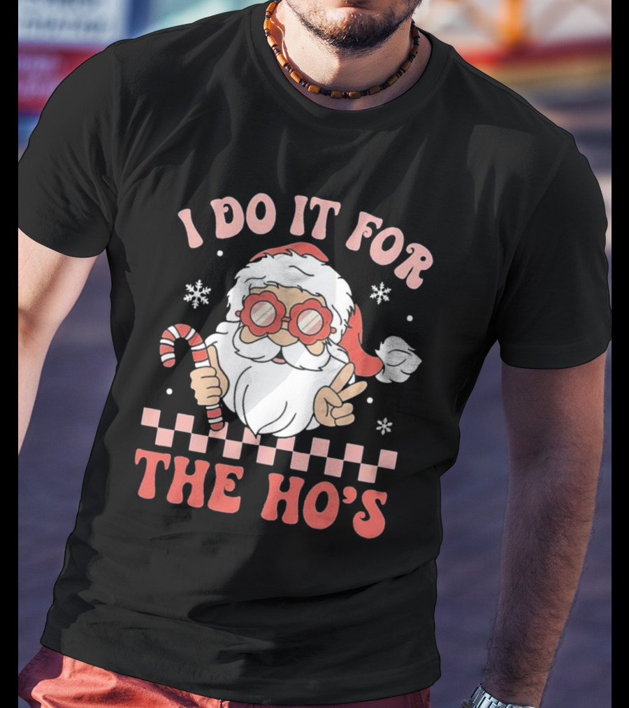 I Do It For The Ho’s Funny Christmas Santa With Candy Cane And Peace Sign T-Shirt