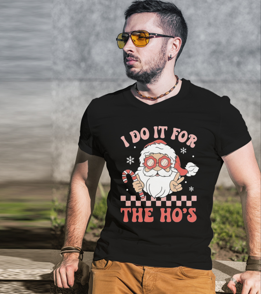 I Do It For The Ho’s Funny Christmas Santa With Candy Cane And Peace Sign T-Shirt