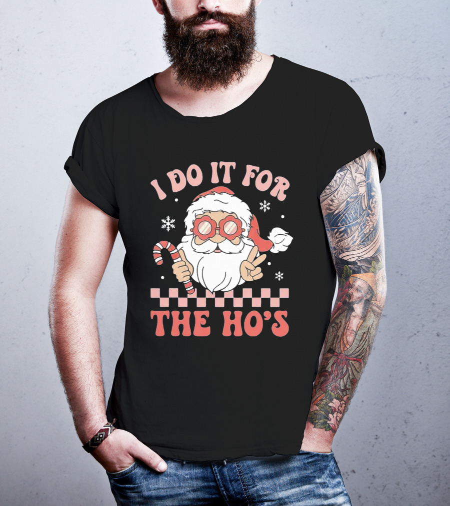 I Do It For The Ho’s Funny Christmas Santa With Candy Cane And Peace Sign T-Shirt