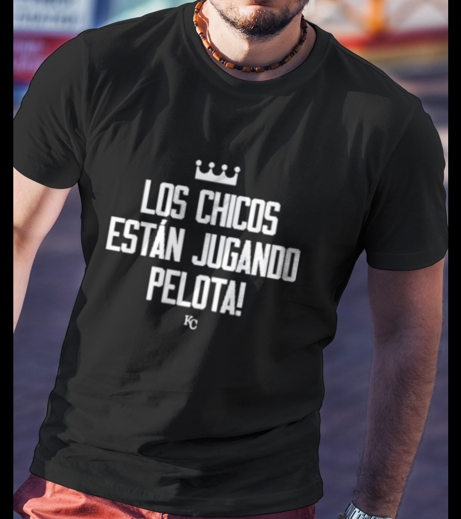 Los Chicos Están Jugando Pelota KC Crown T-Shirt
