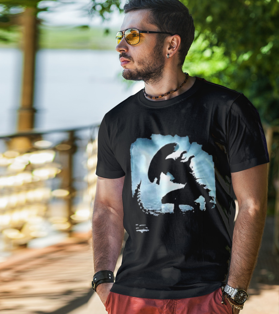 Alien Romulus Silhouette Against Oceanic Horizon 89 Rotten Tomatoes Debut T-Shirt