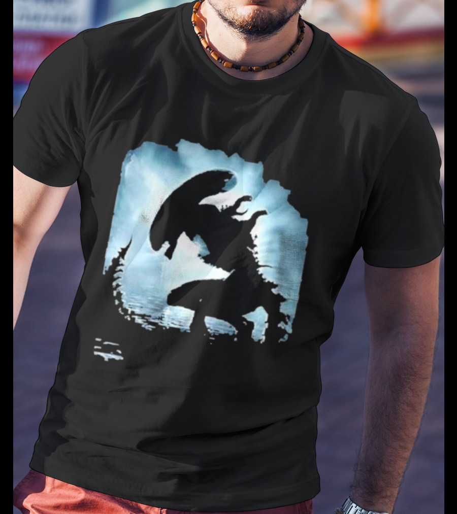 Alien Romulus Silhouette Against Oceanic Horizon 89 Rotten Tomatoes Debut T-Shirt