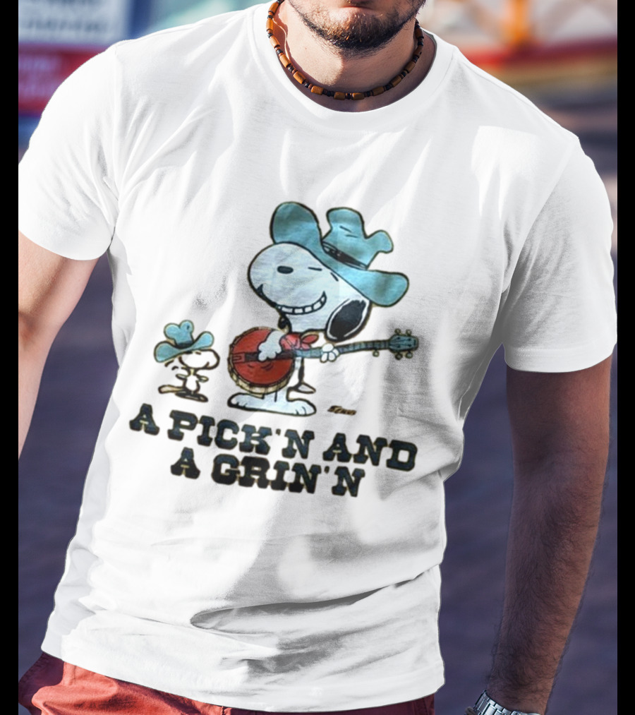 Snoopy A Pick’n And A Grin’n Country Banjo Player Cowboy Hat T-Shirt