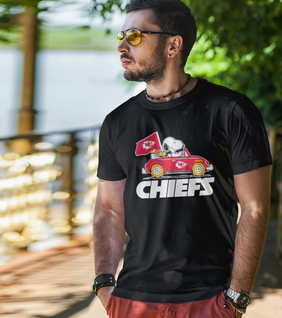 Snoopy Kansas City Chiefs Car With Flag T-Shirt