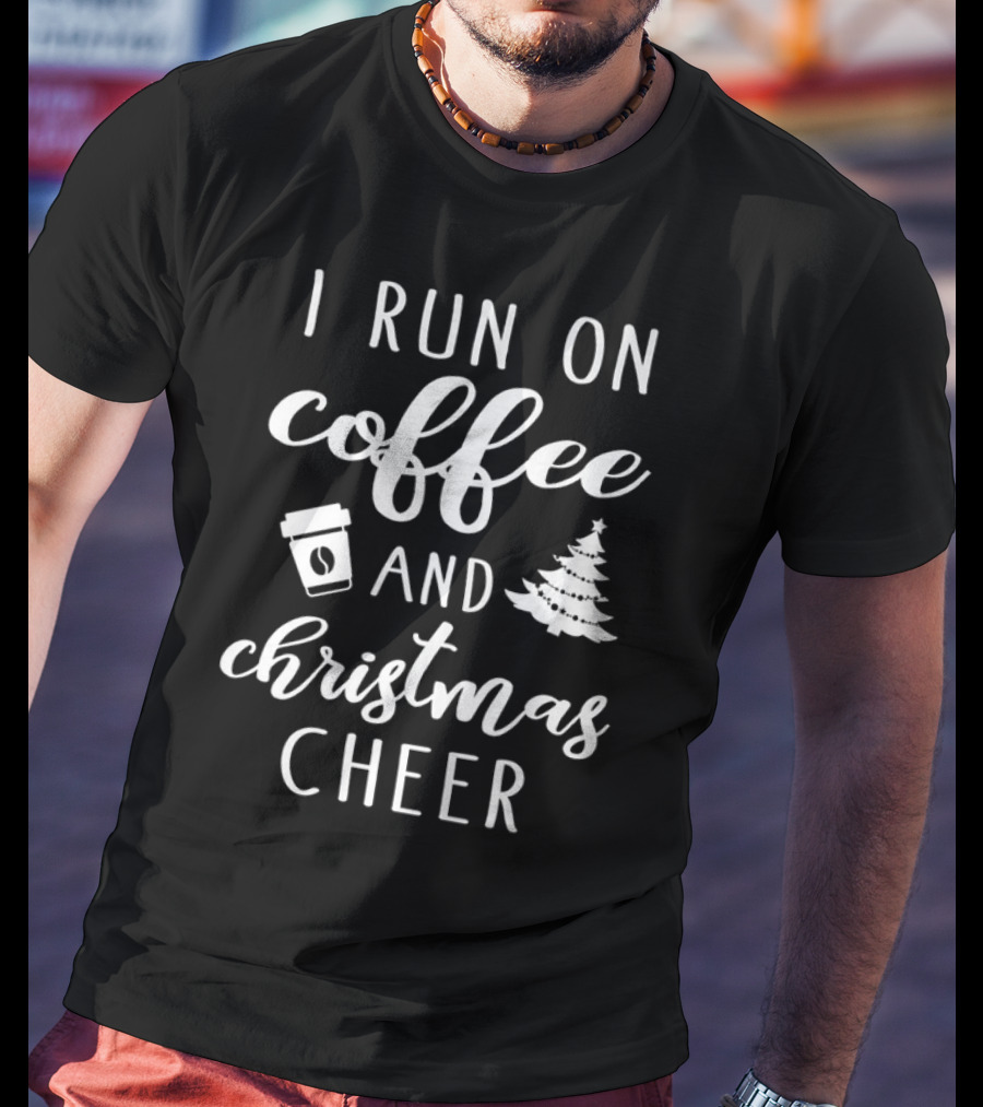 I Run On Coffee And Christmas Cheer עם כוס קפה ועץ אשוח T-Shirt