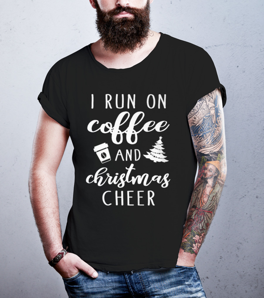 I Run On Coffee And Christmas Cheer עם כוס קפה ועץ אשוח T-Shirt