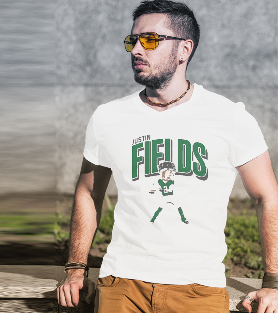 Justin Fields Caricature Greens And Grays Dynamic Pose T-Shirt